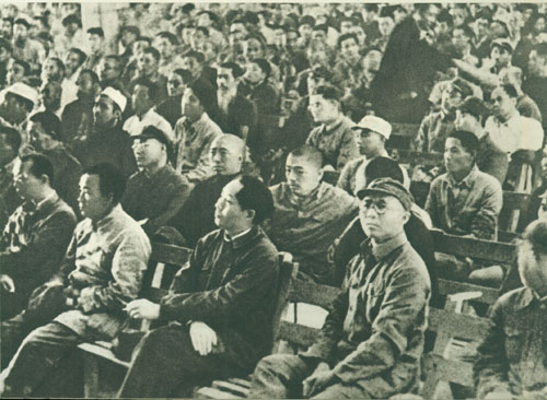 1945年，彭德懷在延安楊家嶺中央大禮堂。前排右第二人起：劉伯承、毛澤東、朱德、聶榮臻。二排右一為彭德懷。