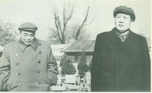 1954年，彭德懷和毛澤東在中南海懷仁堂后草坪