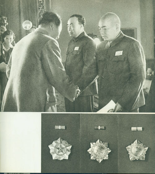 1955年9月27日，彭德懷在北京中南海懷仁堂舉行的授予元帥軍銜及勛章典禮上，接受毛澤東主席授予的中華人民共和國元帥軍銜及一級八一勛章、一級獨立自由勛章和一級解放勛章。