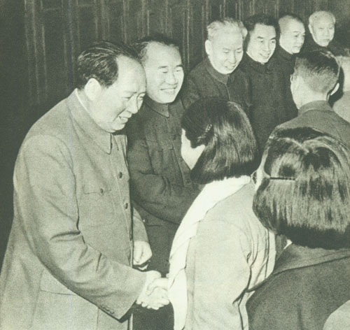 1956年4月，彭德懷與毛澤東、朱德、劉少奇、周恩來、董必武等黨和國家領導人接見出席全國先進生產者代表會議的代表。