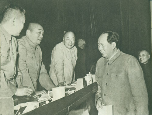 1958年5月5日至23日，彭德懷在於北京舉行中國共產黨第八次全國代表大會第二次會議上，與毛澤東親切交談。