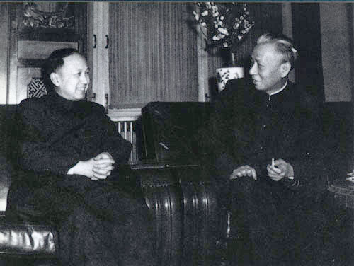 1956年2月，劉少奇同科學家錢學森在一起。