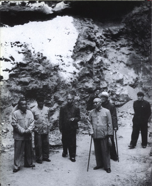 1955年5月，劉少奇和朱德、董必武、林伯渠在考古學家裴文中（左二）陪同下參觀周口店北京猿人遺址。