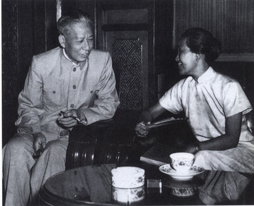 1955年7月，劉少奇在第一屆全國人大第二次會議期間，同婦產科專家林巧稚交談。
