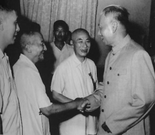 1960年7月23日，劉少奇與作家葉聖陶、畫家陳半丁、作曲家馬思聰交談。