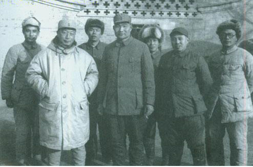 1948年平津戰役前，華北軍區司令員聶榮臻（前左一）、東北解放軍第一兵團司令員蕭勁光（前左二）、副司令員陳伯鈞（前左三）等人合影。