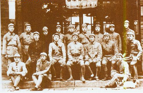 1937年7月20日，紅軍第六軍團司令部全體合影，中排右四為陳伯鈞（紅六軍軍團長）。