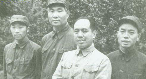 1948年，第三縱隊副政治委員唐凱（左起）、東北野戰軍第一兵團司令員蕭勁光、副司令員陳伯鈞、第五縱隊副政治委員劉西元在東北。