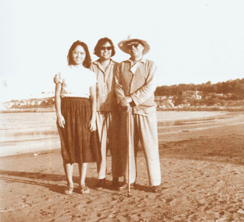 1972年夏，陳伯鈞與夫人陳琳、女兒陳進元在北戴河合影。