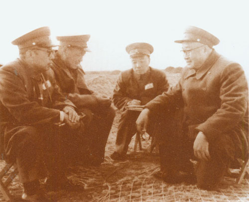 1954年11月17日-30日，陳伯鈞參與在山東省平度縣張戈庄組織集團軍進攻海岸防御的首長－司令部演習。右起：劉伯承、蕭華、張宗遜、陳伯鈞。