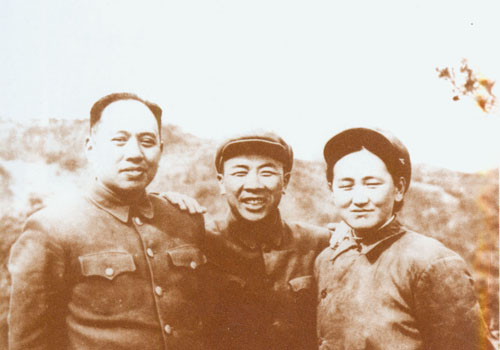 1952年春，陳伯鈞和曾思玉及其夫人在朝鮮前線合影。