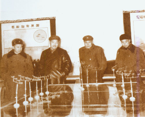 1955年，陳伯鈞夏陪同賀龍參觀軍事學院在職干部實施室內的圖上首長一司令部的演習。