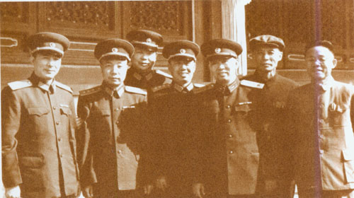 1956年10月1日，陳伯鈞在天安門城樓上。左起：蕭向榮、蕭華、陳錫聯、陳伯鈞、劉亞樓、呂正操、韓先楚。