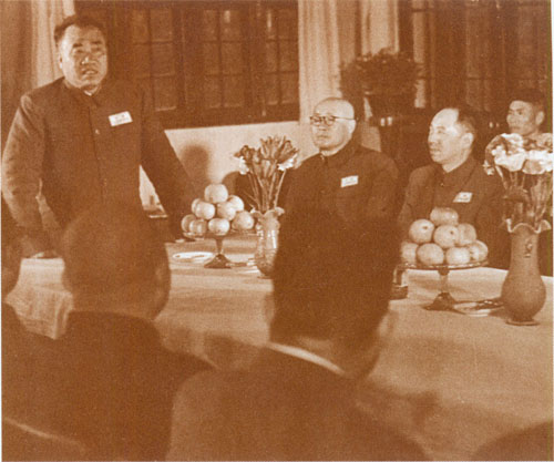 1954年4月，陳伯鈞與赴南京軍事學院指導考試委員會工作的朱德總司令。左起：朱德、劉伯承、陳伯鈞。