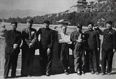 1952年，刘伯承等在游览颐和园后留影。左起：饶漱石、贺龙、刘伯承、邓小平、陈毅、习仲勋、王维舟。
