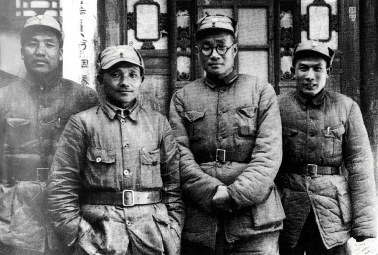 1938年1月，鄧小平任八路軍129師政治委員。這是129師領導人在山西遼縣（今左權縣）桐峪鎮合影。左起：李達、鄧小平、劉伯承、蔡樹藩。