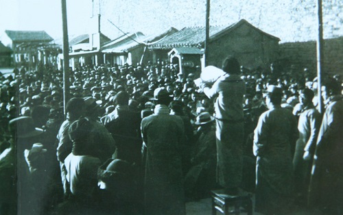 1935年12月9日,"一二·九"运动在北平爆发.