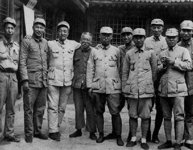1938年9月，六屆六中全會期間，羅榮桓（左五）和徐海東（左二）、賀龍（左三）、謝覺哉（左四）、蕭克（左六）、關向應（左七）.