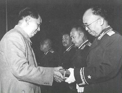 1955年，毛主席為羅榮桓授勛。