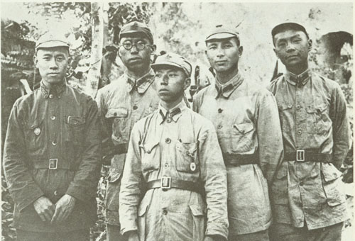 1935年10月，紅軍勝利到達陝北后，和第一軍團政治部部分同志合影。左起：朱滌新、羅榮桓、梁必業，蕭向榮、劉真。