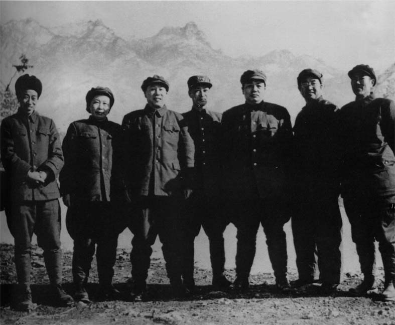1951年，彭德懷司令員（右3）在朝鮮成川郡檜倉與鄧華(右1)、陳賡(右2)、甘泗淇(右5)、王正柱(右7)等合影