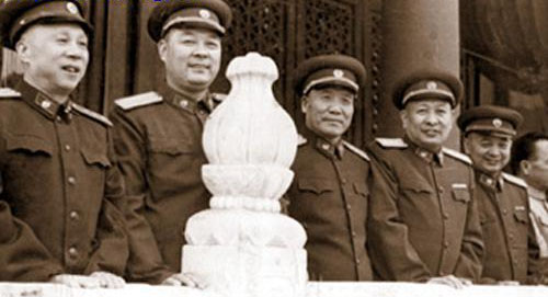 1963年，甘泗淇（左起）、王尚榮、李達、鐘期光、黃火星在天安門城樓參加國慶典禮
