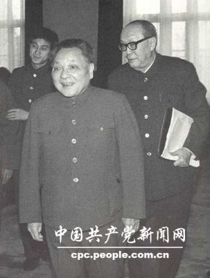 1982年，鄧小平、烏蘭夫步入人民大會堂