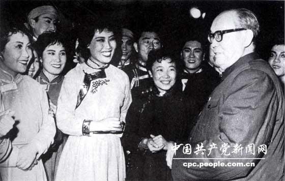 1979年，烏蘭夫在北京接見烏蘭牧騎隊員