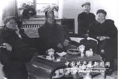 1964年4月，鄧小平、彭真、烏蘭夫聽取有關領導匯報寶鋼建設情況