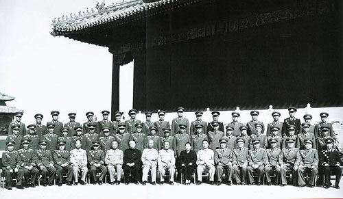 1959年10月1日，毛澤東、劉少奇等黨和國家領導人與出席國慶慶典的開國將帥在天安門城樓合影，李聚奎位於第二排左四。