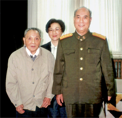 1993年11月3日，鄧小平同志在家中同張萬年同志合影。新華社發
