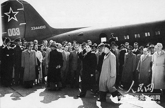 1954年4月至7月，周恩来率领中国政府代表团出席日内瓦会议。4月24日，抵达日内瓦。