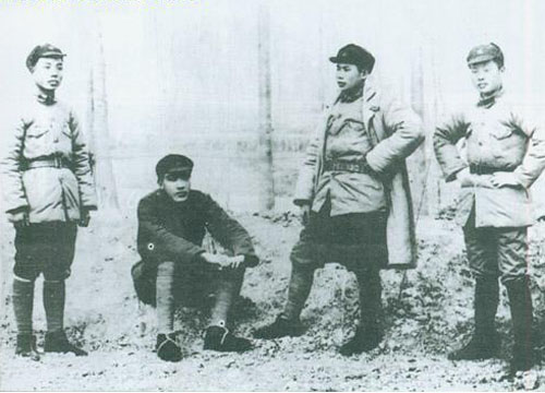 1937年春，蕭華（紅二師政委），與師長楊得志(右二)，參謀長熊伯濤(左二)，一團長羅華生(右一)在甘肅早勝鎮