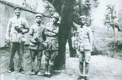 1938年9月，蕭華率東進抗日挺進縱隊東進途中，在冀南抗日根據地南宮，和徐向前(左一)、符竹庭(左二)、宋任窮(左三)