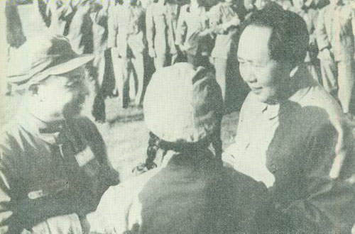 1950年，蕭華陪同毛主席接見軍隊文藝工作者