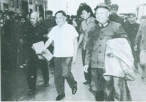 1980年夏，蕭華陪同鄧小平到甘肅天水視察