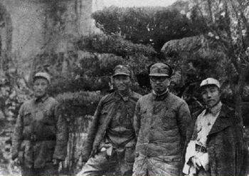 1943年，羅榮桓（左三）和陳光（左二）、蕭華（左四）在濱海區臨沭縣朱范村