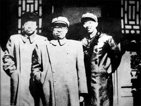 1949年11月，空軍司令員劉亞樓（右一）、空軍政委肖華（左一）與羅榮桓在頤和園合影