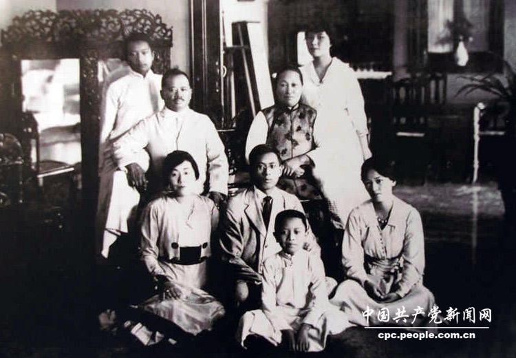1917年，宋耀如、倪珪貞夫婦（三排）在上海拍的全家照。六個子女：宋靄齡（二排左）、宋慶齡（二排右）、宋子文（二排中）、宋美齡（四排右）、宋子良（四排左）、宋子安（一排）。