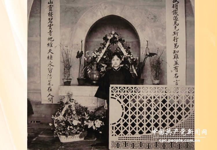 1925年3月，孫中山病逝后，宋慶齡在北京西山碧雲寺為孫中山守靈。