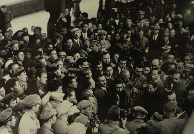 1927年9月6日，宋慶齡為了表明堅持孫中山革命原則的態度，決定按照孫中山遺願訪問蘇聯。圖為宋慶齡到達莫斯科車站受到各界代表的熱烈歡迎。