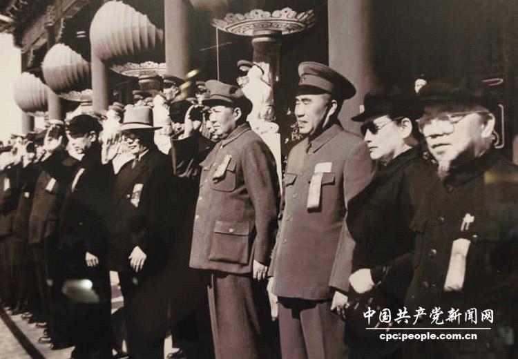 1951年10月1日國慶節，毛澤東、朱德、周恩來、宋慶齡（右二）等天安門城樓上。