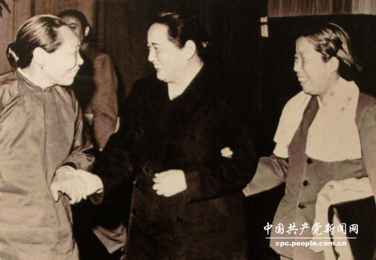 1960年4月，宋慶齡與鄧穎超一起接見志願軍戰斗英雄黃繼光的母親鄧芳芝（左一）。