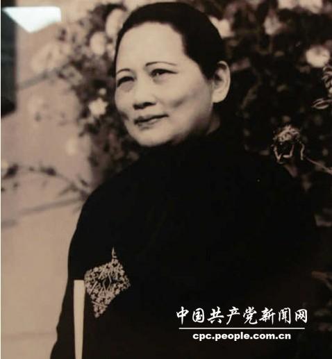 宋慶齡手持新出版的《建國大綱》線裝本在北京寓所留念。