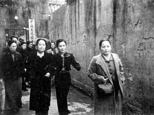 宋慶齡（右一）和宋美齡（右二）、宋靄齡（右三）步出重慶中蘇文化協會（資料圖）