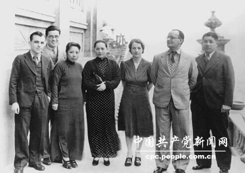 1938年保衛中國同盟中央委員會部分成員在香港合影。左起：愛潑斯坦、鄧文釗、廖夢醒、宋慶齡、克拉克、法朗斯、廖承志