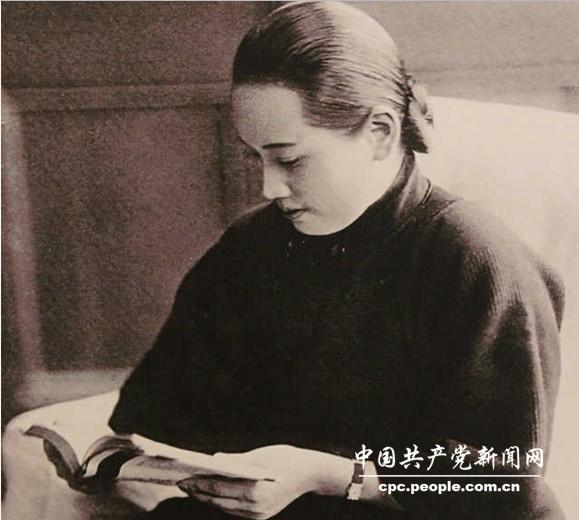 孫中山病逝后，1927年宋慶齡在武漢留影。