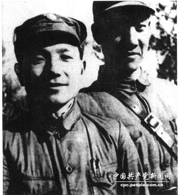 1938年，中共中央和八路軍總部部分領導人在延安機場合影。