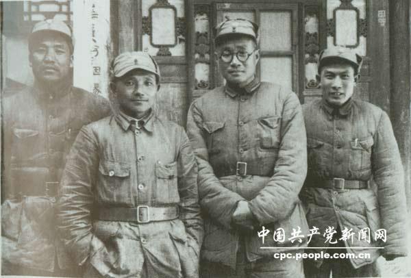 1938年1月，鄧小平任八路軍129師政治委員。這是129師領導人在山西遼縣（今左權縣）桐峪鎮合影。左起：李達、鄧小平、劉伯承、蔡樹藩。