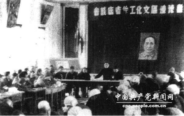 1942年1月，鄧小平出席晉冀魯豫邊區文化工作者座談會時發表講話。